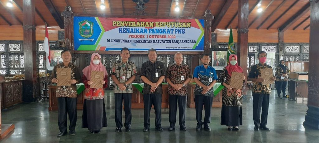 Penyerahan SK Kenaikan Pangkat dan Jabatan Fungsional  Periode 1 Oktober 2022 PNS Dindikpora Kab. Banjarnegara oleh PJ. Bupati Banjarnegara