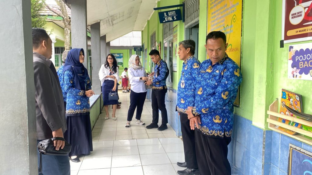 Tinjau SDN 2 Leksana yang Tergenag air , Sekretaris Dindikpora dan Komisi IV DPRD Banjarnegara Cari Solusi