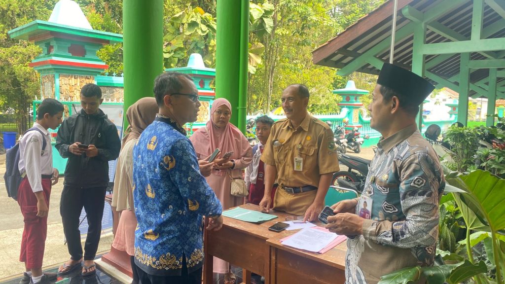 Hari Pertama SPMB Jenjang SMP di Banjarnegara, Kepala Dindikpora Lakukan Pemantauan Langsung