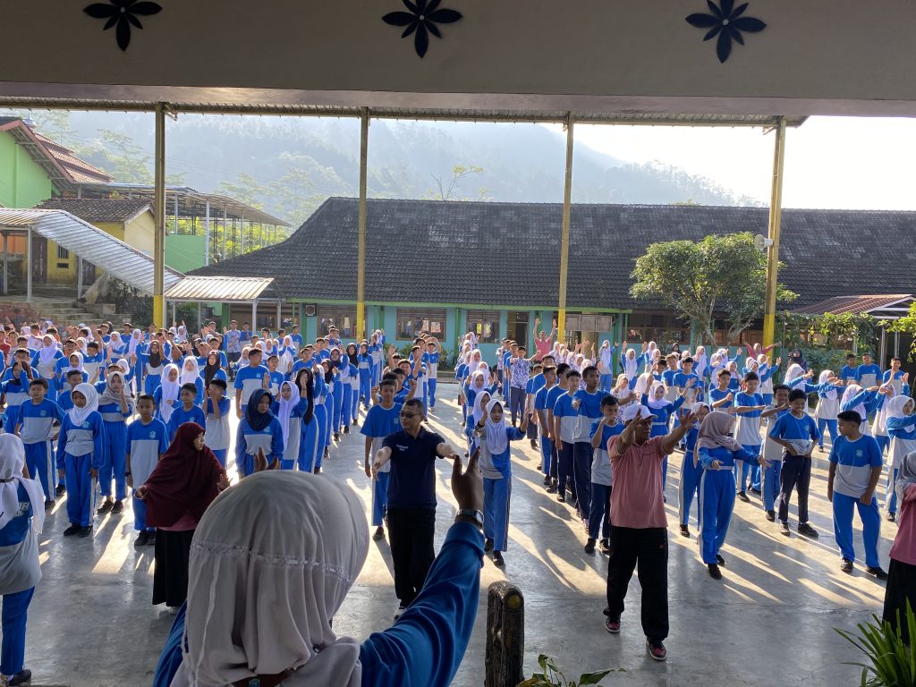SMP Negeri 2 Banjarmangu Gelar Senam dan Kegiatan Ceria Sambut Hari Anak Nasional 2025